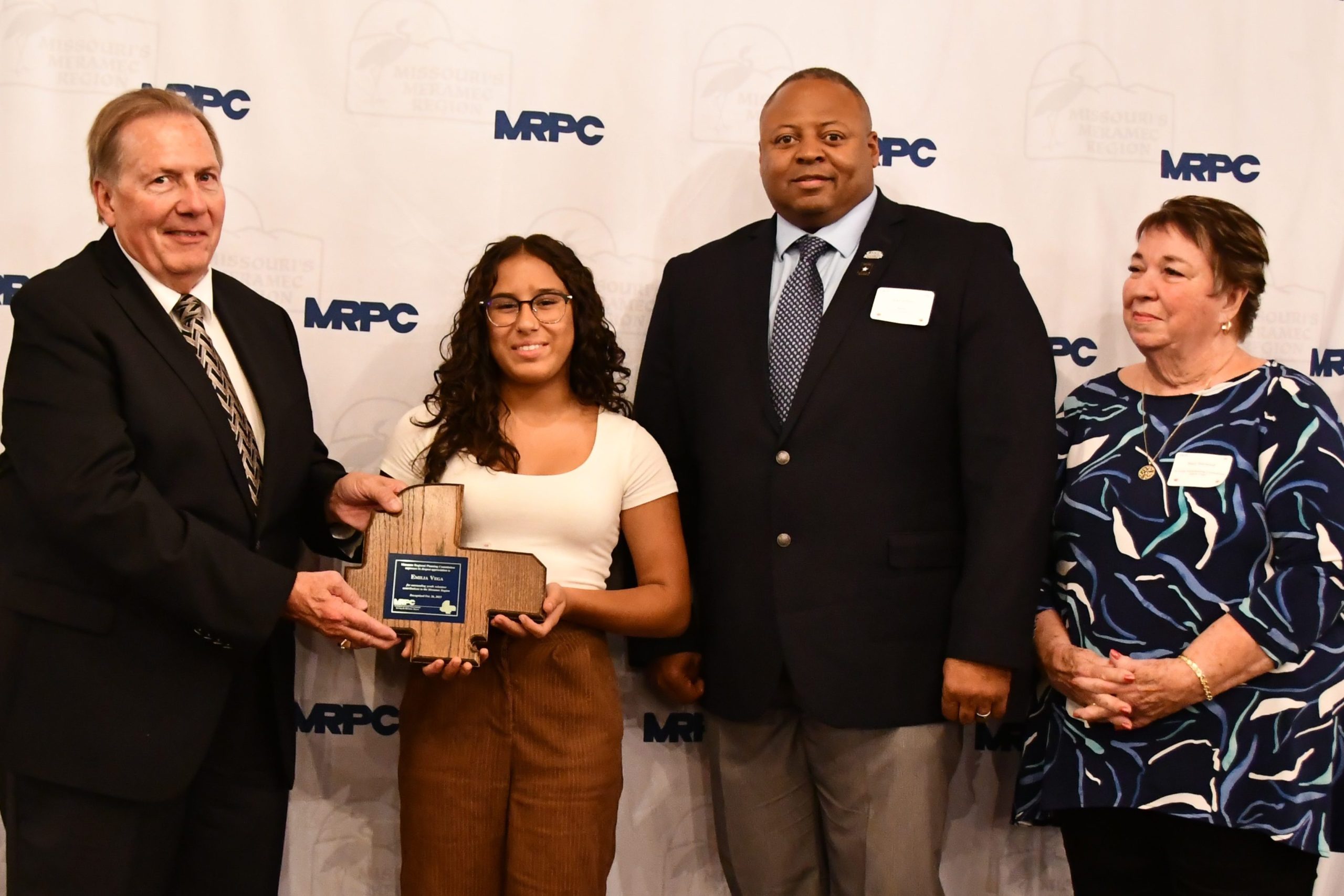 Emilia Vega receives award