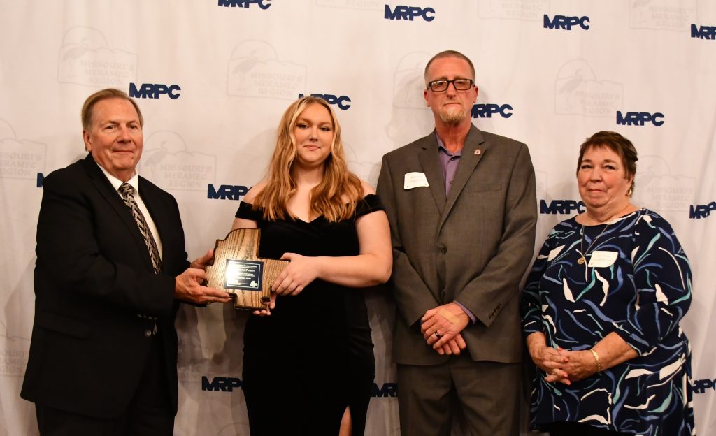 Madiline Pankey receives MRPC award