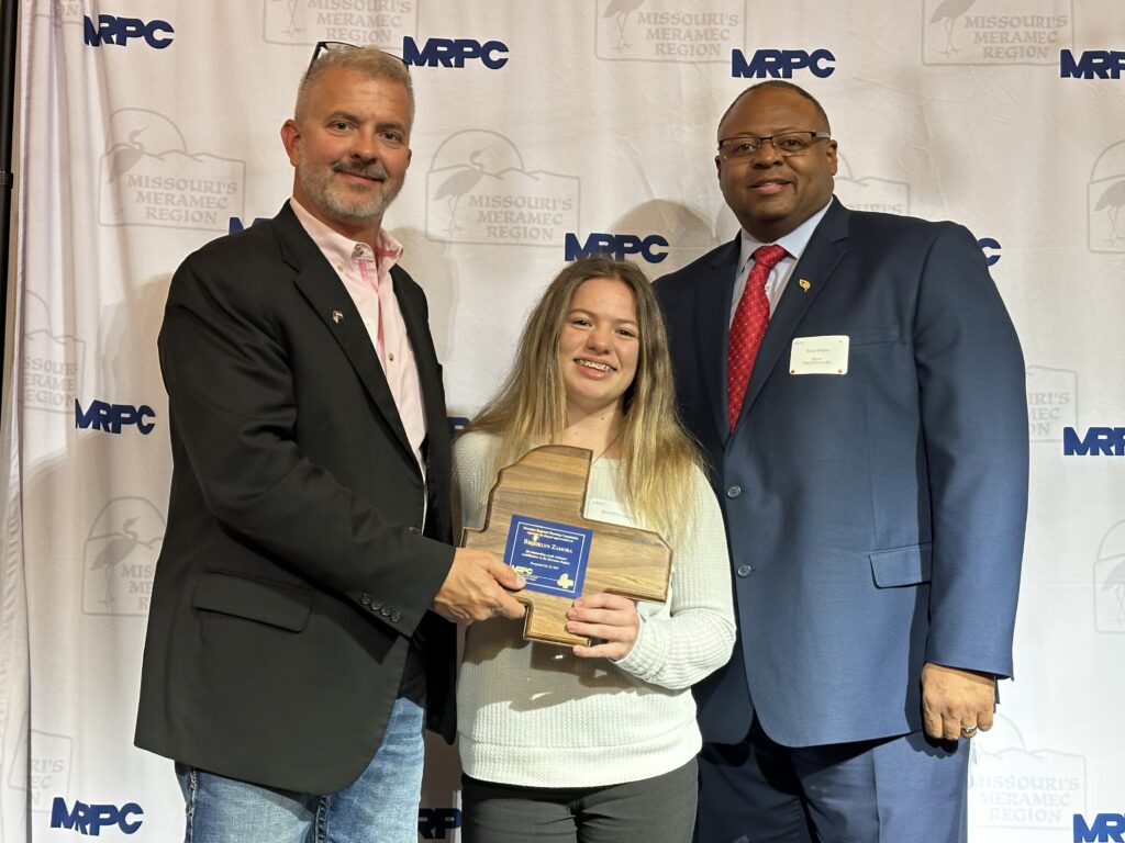 Zamora receives youth volunteer award