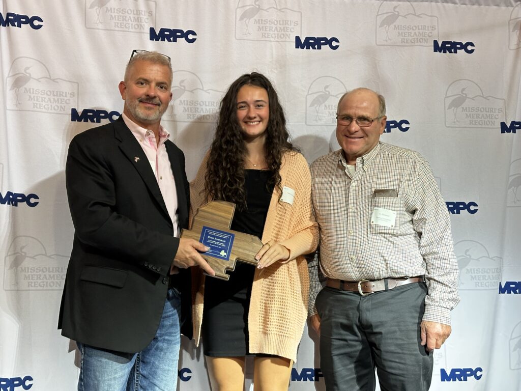 Snodgrass receives youth volunteer award